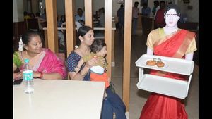 ಮೈಸೂರಿನ ಹೋಟೆಲ್‌ನಲ್ಲಿ ‘ರೋಬೋ ಸುಂದರಿ’ ಸೇವೆ!
