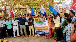 'ಜೈಲಿನಂತೆ ಕಾಲೇಜಿನಲ್ಲೂ ಹಿಂದೂ-ಮುಸ್ಲಿಮರ ನಡುವೆ ಗೋಡೆ ನಿರ್ಮಾಣದ ಯತ್ನ': ಮುನೀರ್‌ ಕಾಟಿಪಳ್ಳ 