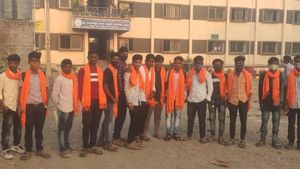 ಸರ್ಕಾರದ ಆದೇಶ ಹೊರತಾಗಿಯೂ ಹಿಜಾಬ್- ಕೇಸರಿ ಶಾಲು ಧರಿಸಿ ಬಂದ ವಿದ್ಯಾರ್ಥಿಗಳು