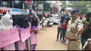 ಹಾಸನ: ಹಿಜಾಬ್‌ಗಾಗಿ ಪಟ್ಟುಹಿಡಿದ ವಿದ್ಯಾರ್ಥಿನಿಯರು; ಕೇಸ್ ಹಾಕುತ್ತೇವೆ ಎಂದ ಡಿವೈಎಸ್ಪಿ