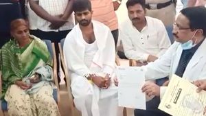 ಎಸ್. ಎಸ್. ಹೈಟೆಕ್ ಆಸ್ಪತ್ರೆಗೆ ನವೀನ್ ಮೃತದೇಹ ಹಸ್ತಾಂತರ: ನೋವಿನಲ್ಲೂ ಸಾರ್ಥಕತೆ ಮೆರೆದ ತಾಯಿ...! 