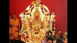 ಶಿರಸಿ ಮಾರಿಕಾಂಬಾ ಜಾತ್ರೆ ಸಂಪನ್ನ; ಮೆರವಣಿಗೆಯಲ್ಲಿ ಸಹೋದರಿಯರತ್ತ ತಿರುಗಿ ನೋಡಿದ ಮಾರಮ್ಮ 