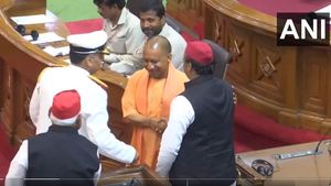 ರಾಜಕೀಯ ಸಾಮರಸ್ಯ: ಅಖಿಲೇಶ್ ಯಾದವ್ ಹೆಗಲ ಮೇಲೆ ಕೈ ಹಾಕಿದ ಸಿಎಂ ಯೋಗಿ!