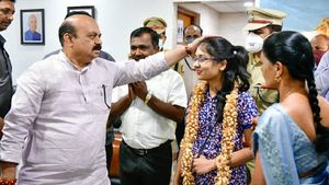 ಹುಬ್ಬಳ್ಳಿ; ಉಕ್ರೇನ್‌ನಿಂದ ವಾಪಸ್ ಆದ ವಿದ್ಯಾರ್ಥಿನಿ ಸ್ವಾಗತಿಸಿದ ಸಿಎಂ 