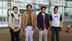  ಉಕ್ರೇನ್ to ಇಂಡಿಯಾ: ಮನೆಗೂ ಹೋಗದೆ ನೇರ ಡಿಸಿ ಕಚೇರಿಗೆ ಬಂದು ಧನ್ಯವಾದ ಹೇಳಿದ ವಿದ್ಯಾರ್ಥಿಗಳು