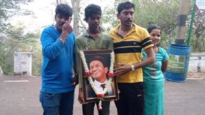  ಮೈಸೂರು: ಅಪ್ಪು ಭಾವಚಿತ್ರ ಹಿಡಿದು ಚಾಮುಂಡಿ ಬೆಟ್ಟವೇರಿದ ಅಭಿಮಾನಿ!