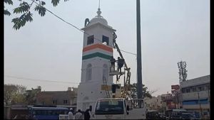 ಕೋಲಾರ ಕ್ಲಾಕ್ ಟವರ್ ಮೇಲಿದ್ಧ ಧರ್ಮ ಧ್ವಜ ತೆಗೆಸಿ ಭಾರತ ಧ್ವಜ ಹಾರಿಸಿದ ಪೊಲೀಸರು!