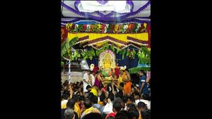 ಶಿವಮೊಗ್ಗ: ಸರಿದ ಪರದೆ, ಮೊಳಗಿದ ಘೋಷಣೆ; ಕೋಟೆ ಮಾರಿಕಾಂಬ ಜಾತ್ರೆಗೆ ವಿದ್ಯುಕ್ತ ಚಾಲನೆ