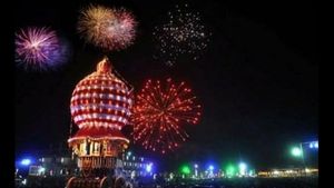  ಪುತ್ತೂರು ಜಾತ್ರೋತ್ಸವ ಸಿಡಿಮದ್ದು ಪ್ರದರ್ಶನಕ್ಕೂ ಮುಸ್ಲಿಂ ವ್ಯಾಪಾರಿಗೆ ಕೊಕ್; ಶತಮಾನಗಳ ಬಾಂಧವ್ಯಕ್ಕೆ ಬ್ರೇಕ್