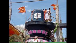 ರಾಮನಗರ: ಶಿವರಾತ್ರಿಯಂದೇ ಪ್ರತಿಷ್ಠಾಪನೆಗೊಂಡ 30 ಅಡಿ ಎತ್ತರದ ಬೃಹತ್ ಶಿವಲಿಂಗ 