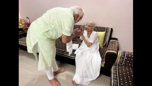 ಪ್ರಧಾನಿ ಗುಜರಾತ್ ಭೇಟಿ; ತಾಯಿ ಹೀರಾಬೆನ್ ಆಶೀರ್ವಾದ ಪಡೆದ ಮೋದಿ