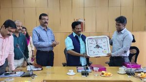 ಇಲಾಖೆಗಳು ಕಡ್ಡಾಯವಾಗಿ ಕನ್ನಡ ಬಳಸಿ; ಟಿ. ಎಸ್. ನಾಗಾಭರಣ 