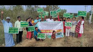 ಶ್ರೀಗಂಧಕ್ಕೆ ಪರಿಹಾರ: ಹೈಕೋರ್ಟ್ ಆದೇಶಕ್ಕೆ ಕಿಮ್ಮತ್ತು ನೀಡದ ಅಧಿಕಾರಿಗಳ ವಿರುದ್ಧ ಪ್ರತಿಭಟನೆ