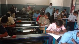 ರಾಮನಗರ: ಹಿಜಾಬ್ ಗೊಂದಲವಿಲ್ಲದೆ ನಡೆದ SSLC ಪರೀಕ್ಷೆ; 346 ವಿದ್ಯಾರ್ಥಿಗಳು ಗೈರು