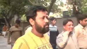  Jahangirpuri Violence: ಪುಷ್ಪಾ ಸ್ಟೈಲ್‌ನಲ್ಲಿ ಬಿಂದಾಸ್ ಆಗಿ ಕೋರ್ಟ್ ಆವರಣ ಪ್ರವೇಶಿಸಿದ ಆರೋಪಿ 