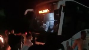 ಮಂಗಳೂರು; ಶಾಸಕರಿದ್ದ ಬಸ್‌ಗೆ ಕಾರ್ಯಕರ್ತರ ಮುತ್ತಿಗೆ! 