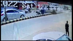 ವಿಡಿಯೋ: ರಸ್ತೆ ಡಿವೈಡರ್ ಹಾರಿ ಮಹಿಳೆ ಮೇಲೆ ಹರಿದ BMW ಕಾರು; 4 ವಾಹನಗಳಿಗೆ ಹಾನಿ
