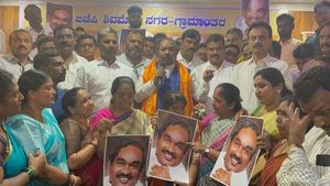  ಶಿವಮೊಗ್ಗ: ಕಣ್ಣೀರು ಹಾಕುತ್ತ ಈಶ್ವರಪ್ಪರನ್ನು ಸುತ್ತುವರೆದ ಮಹಿಳೆಯರು, ರಾಜೀನಾಮೆ ನೀಡದಂತೆ ಪಟ್ಟು