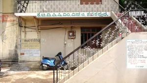  ರಾಮನಗರ: ರೈಸ್ ಪುಲ್ಲಿಂಗ್ ದಂಧೆಗಾಗಿ ರೈತರ ಚಿನ್ನ ದುರ್ಬಳಕೆ; ಸಹಕಾರ ಸಂಘದ ಮ್ಯಾನೇಜರ್ ಬಂಧನ