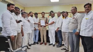 ರಾಯಚೂರು: ಲವ್ ಕೇಸರಿ ಹೇಳಿಕೆ ವಿರುದ್ಧ ಕ್ರಮಕ್ಕೆ ಆಗ್ರಹಿಸಿದ ಕಾಂಗ್ರೆಸ್, ಜೆಡಿಎಸ್ 
