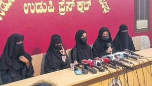 ಪಿಯು ಪರೀಕ್ಷೆ ಆರಂಭ: ಹಾಲ್ ಟಿಕೆಟ್ ಪಡೆದ ಹಿಜಾಬ್ ವಿದ್ಯಾರ್ಥಿನಿಯರು
