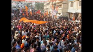 ರಾಮನವಮಿಯಂದು ಹಿಂಸಾಚಾರ: ಕತ್ತಿ ಹಿಡಿದವನಿಂದ ಪೊಲೀಸರ ಮೇಲೆ ಗುಂಡು