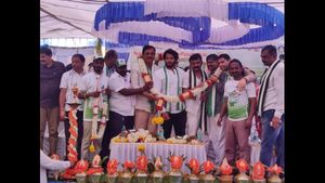 ವಿಧುರಾಶ್ವಥದಲ್ಲಿ ಉತ್ತರ ಪಿನಾಕಿನಿ ನದಿ ನೀರು ಸಂಗ್ರಹಿಸಿದ ನಿಖಿಲ್
