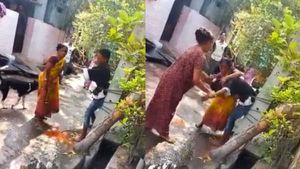 ಮಗನ ನಶೆ ಹೋಗಲಾಡಿಸಲು ಮೆಣಸಿನ ಪುಡಿ ಎರಚಿದ ತಾಯಿ 