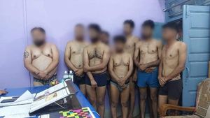 Viral Photo: ಪತ್ರಕರ್ತರನ್ನು ಅರೆಬೆತ್ತಲೆಯಾಗಿ ನಿಲ್ಲಿಸಿದ್ದು ಏಕೆ ಪೊಲೀಸರು!? 