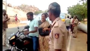 ಬಿಜೆಪಿ ಕಾರ್ಯಕಾರಿಣಿ ಸಭೆಗೆ ಬೈಕ್‌ನಲ್ಲಿ ಬಂದ ಕೇಂದ್ರ ಸಚಿವೆ ಶೋಭಾ ಕರಂದ್ಲಾಜೆ
