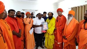 ಎಚ್. ಡಿ. ಕುಮಾರಸ್ವಾಮಿ ಭೇಟಿಯಾದ ಸ್ವಾಮೀಜಿಗಳು 