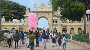 ಸಾಲು-ಸಾಲು ರಜೆ: ಮೈಸೂರಿನ ಎಲ್ಲೆಲ್ಲೂ ಪ್ರವಾಸಿಗರ ದಂಡು 