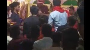 ಹಾರ ಕೈಲಿಡಿದ ವರನಿಗೆ ಕಪಾಳಮೋಕ್ಷ ಮಾಡಿದ ವಧು: ಏನಿದು ವೈರಲ್ ವಿಡಿಯೋ 