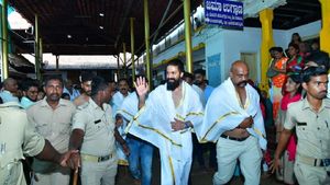 ಕುಕ್ಕೆಶ್ರೀ, ಧರ್ಮಸ್ಥಳ ದೇಗುಲಕ್ಕೆ ಯಶ್ ಭೇಟಿ, KGF2 ಯಶಸ್ಸಿಗಾಗಿ ಪ್ರಾರ್ಥನೆ 