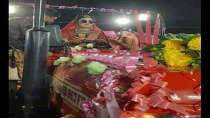 ವಿಡಿಯೋ: ಟ್ರ್ಯಾಕ್ಟರ್ ಚಲಾಯಿಸಿ ಮದುವೆ ಸ್ಥಳಕ್ಕೆ ಬಂದ ಸಿಂಗಾರಗೊಂಡ ವಧು 