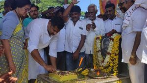 ದೊಡ್ಡರಸಿನಕೆರೆಯಲ್ಲಿ ಅಂಬರೀಶ್ 70ನೇ  ಹುಟ್ಟುಹಬ್ಬ ಆಚರಣೆ