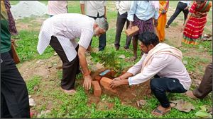 ಶೈಕ್ಷಣಿಕ ವರ್ಷದ ಶಾಲೆಗಳು ಆರಂಭ- ಶಿಕ್ಷಣ ಸಚಿವರಿಂದ ಶ್ರಮದಾನ