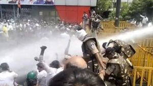 ಭೋಪಾಲ್: ಬಿಜೆಪಿ ಸರ್ಕಾರದ ವಿರುದ್ಧ ಯುವ ಕಾಂಗ್ರೆಸ್ ಪ್ರತಿಭಟನೆ: ಜಲಫಿರಂಗಿಗಳ ಬಳಕೆ