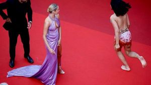 ಅತ್ಯಾಚಾರ ನಿಲ್ಲಿಸಿ: Cannes ಚಿತ್ರೋತ್ಸವದಲ್ಲಿ ಟಾಪ್ಲೆಸ್ ಮಹಿಳೆಯಿಂದ ಪ್ರತಿಭಟನೆ 