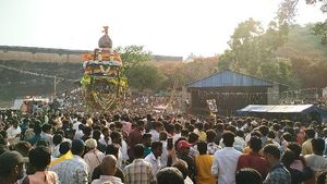 ಚಿತ್ರದುರ್ಗ: ಕಣಿವೆ ಮಾರಮ್ಮನ ಜಾತ್ರೆಯಲ್ಲಿ ಅಪ್ಪು ಪೋಟೋ ಮೆರವಣಿಗೆ 