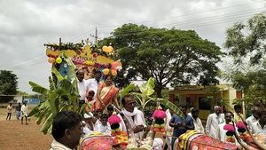 ಶಾಲಾ ಪ್ರಾರಂಭೋತ್ಸವಕ್ಕೆ ಎತ್ತಿನಗಾಡಿಯಲ್ಲಿ ಶಾಲೆಗೆ ಬಂದ ಮಕ್ಕಳು 