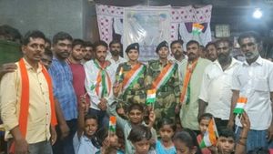 ಸೇನಾ ತರಬೇತಿ ಮುಗಿಸಿಬಂದ ಯುವತಿಯರಿಗೆ ಗ್ರಾಮಸ್ಥರಿಂದ ಹೂ ಮಳೆ ಸುರಿದು ಸ್ವಾಗತ..! 