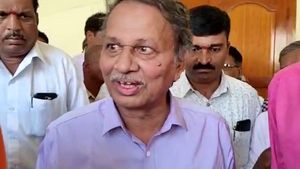 ಪಠ್ಯಪರಿಷ್ಕರಣೆ ವಿವಾದಕ್ಕೆ ಸಿಎಂ ಅಂತ್ಯ ಹಾಡಲಿ: ಬರಗೂರು ರಾಮಚಂದ್ರಪ್ಪ 