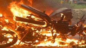 2100 ರೂ. ಹಣಕ್ಕೆ ನಡೆಯಿತು ಜಗಳ: 15 ವಾಹನಕ್ಕೆ ಬೆಂಕಿ, 11 ಜನಕ್ಕೆ ಗಾಯ