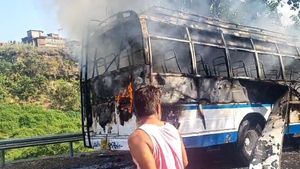 ಬೇಸಿಗೆ ಬಿಸಿಲಿಗೆ ಬಸ್‌ಗೆ ಹೊತ್ತುಕೊಂಡ ಬೆಂಕಿ: ನಾಲ್ವರು ಸಾವು, 22 ಮಂದಿ ಗಾಯ 