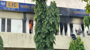 Breaking; ಮುಂಬೈನ ಎಲ್‌ಐಸಿ ಕಟ್ಟಡದಲ್ಲಿ ಬೆಂಕಿ 