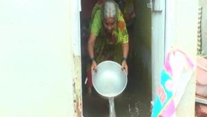 ಗದಗ: ಮಳೆ ನೀರಿನ ಜೊತೆಗೆ ಮನೆಗೆ ನುಗ್ಗಿದ ಚರಂಡಿ ನೀರು! 