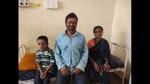 ಗದಗ: ತನ್ನ ಮೈ ಮೇಲೆ ಛಾವಣಿ ಕುಸಿದರೂ ಕುಟುಂಬಸ್ಥರ ರಕ್ಷಣೆಗೆ ಕಿರುಚಿದ ಯಜಮಾನ 