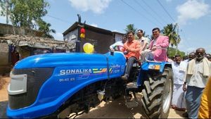 ಟ್ರ್ಯಾಕ್ಟರ್ ಓಡಿಸಿದ ಶಾಸಕ ಎಂ.ಪಿ.ರೇಣುಕಾಚಾರ್ಯ, 