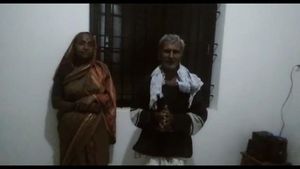 ಹುಬ್ಬಳ್ಳಿ: ಮಳೆ ಅವಾಂತರ, ಸೂರು ಕಳೆದುಕೊಂಡ ವೃದ್ಧ ಕುಟುಂಬ 